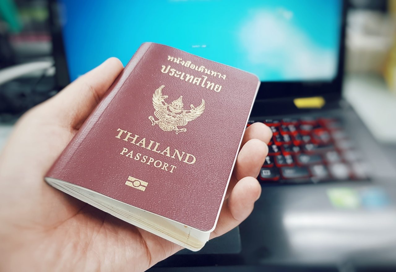 ติดต่อรับพาสปอร์ตด้วยตนเองที่กรมการกงสุล