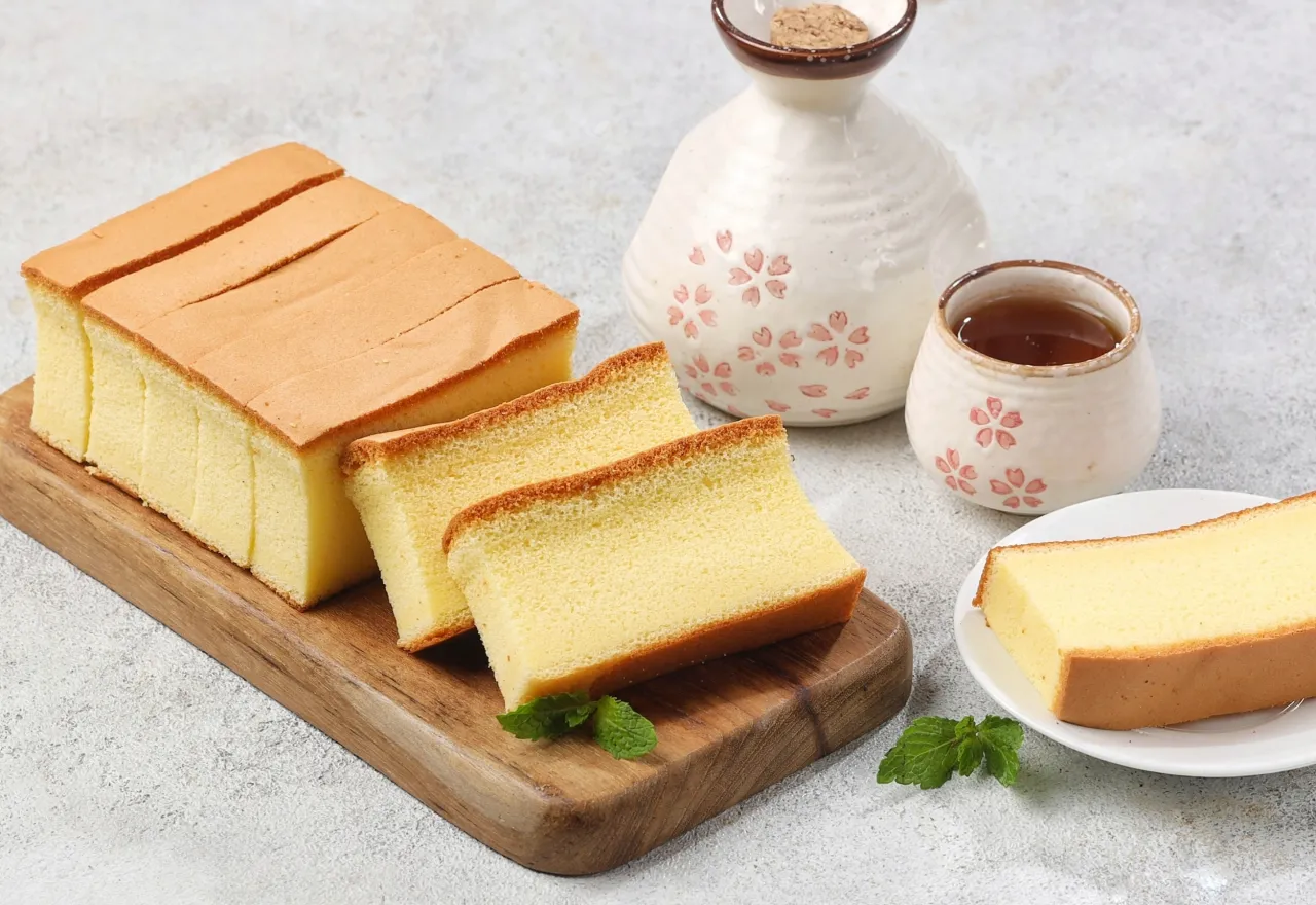 ขนมญี่ปุ่น Castella Cake เค้กไข่เนื้อละเอียดโรยน้ำตาลทรายด้านล่าง