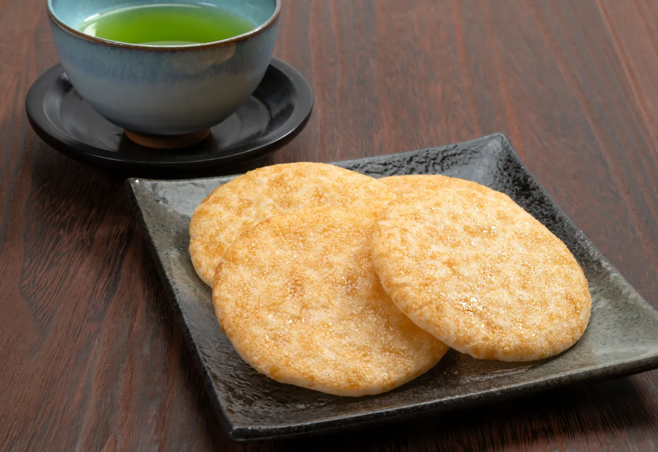 ขนมญี่ปุ่น Senbei ข้าวเกรียบย่างรสโชยุและสาหร่ายแบบดั้งเดิม