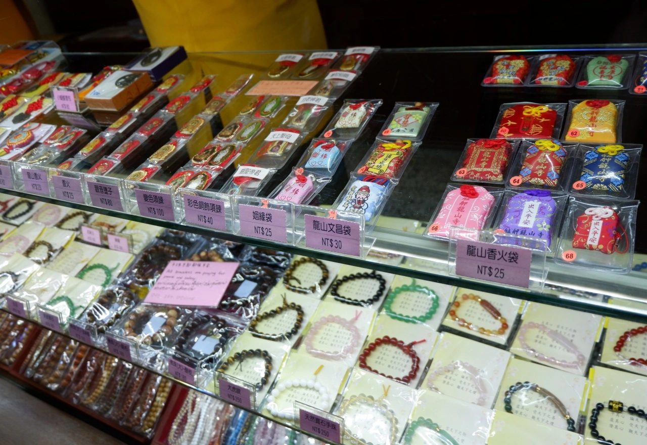 ของฝากไต้หวันอย่างเครื่องรางจากวัดหลงซานเหมาะซื้อฝากคนที่รักเป็นพิเศษ