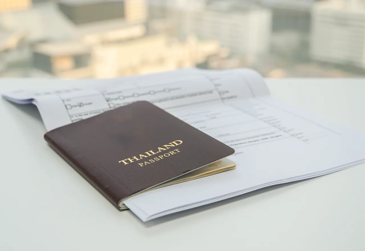 ชุดเอกสารยื่นขอวีซ่าฝรั่งเศส ทั้งพาสปอร์ต รายการเดินบัญชีธนาคาร และเอกสารอื่น ๆ