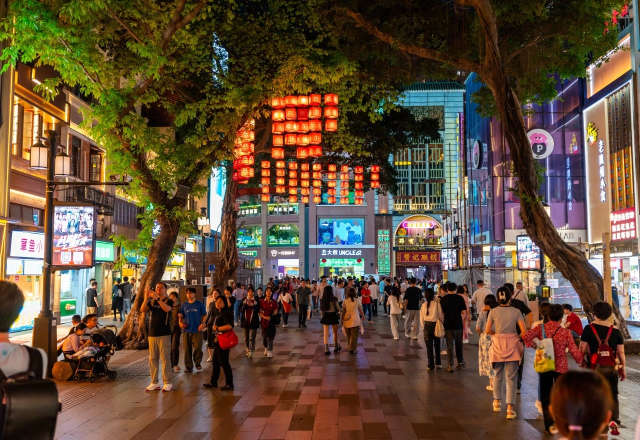 ถนนปักกิ่งที่เที่ยวกวางโจวที่มีร้านค้าและร้านอาหารรวมกันกว่า 300 ร้าน