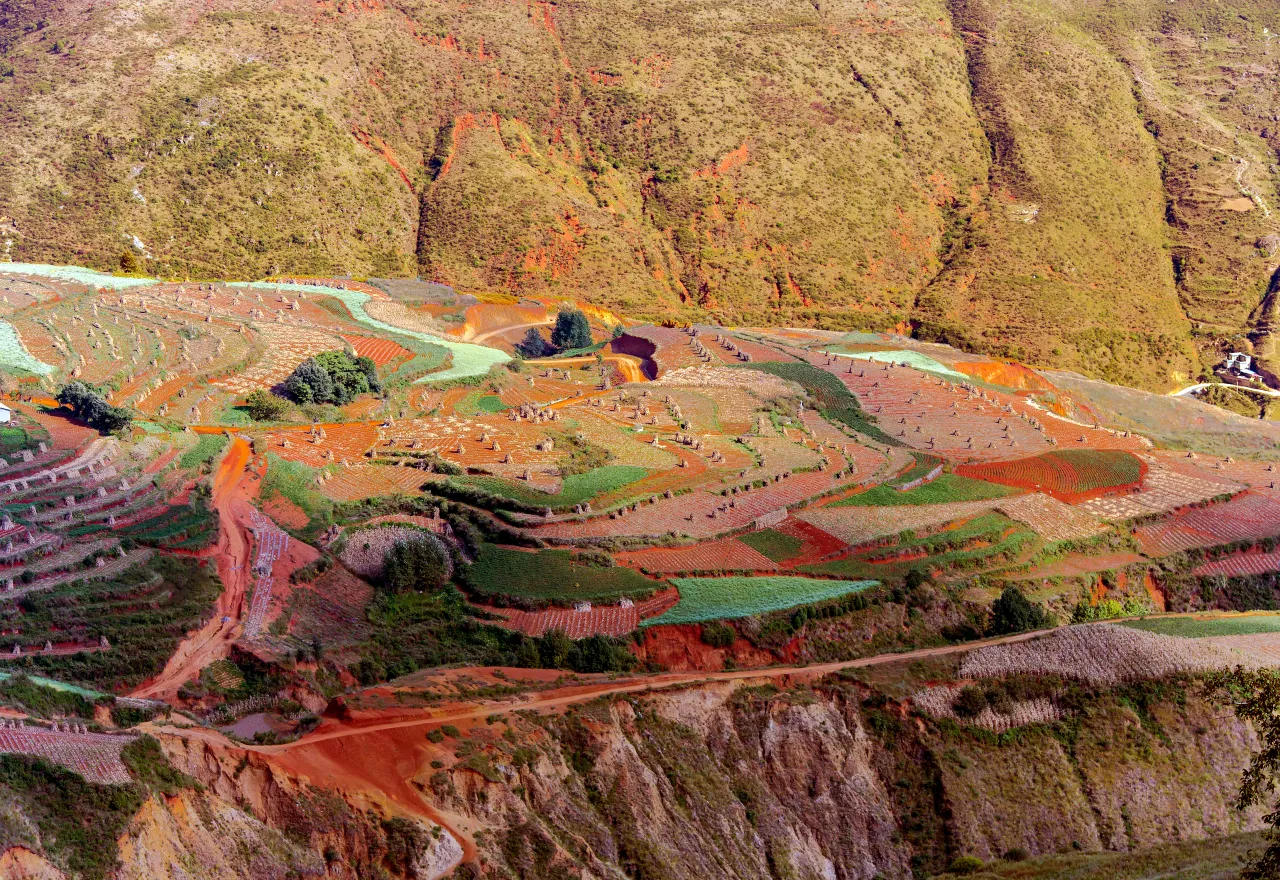 ทุ่งแผ่นดินสีแดงตงชวน (Dongchuan Red Land) ที่เที่ยวคุนหมิงสุดตระการตา