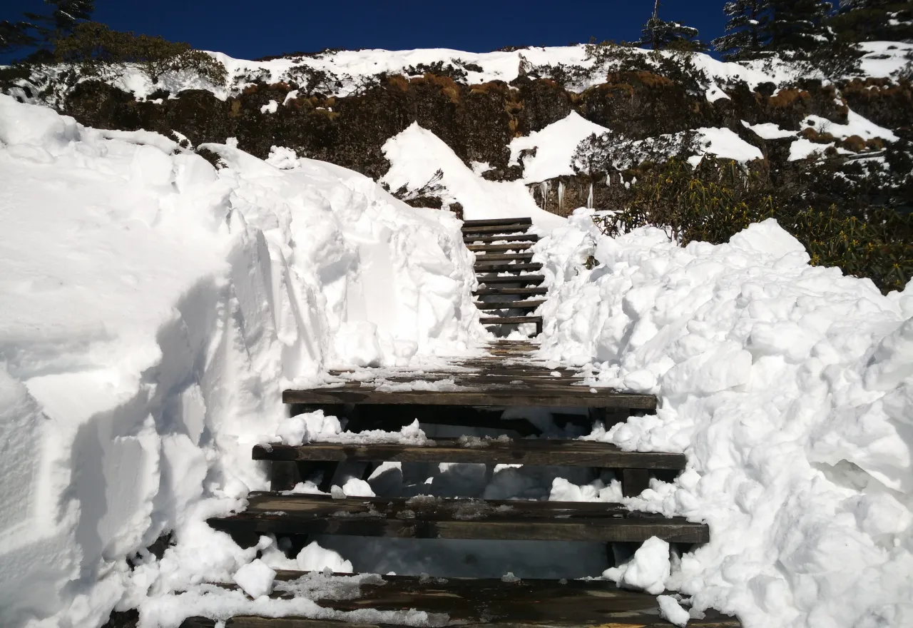 ภูเขาหิมะเจี้ยวซื่อ (Jiaozi Snow Mountain) ที่ปกคลุมด้วยหิมะขาวในฤดูหนาวใกล้คุนหมิง