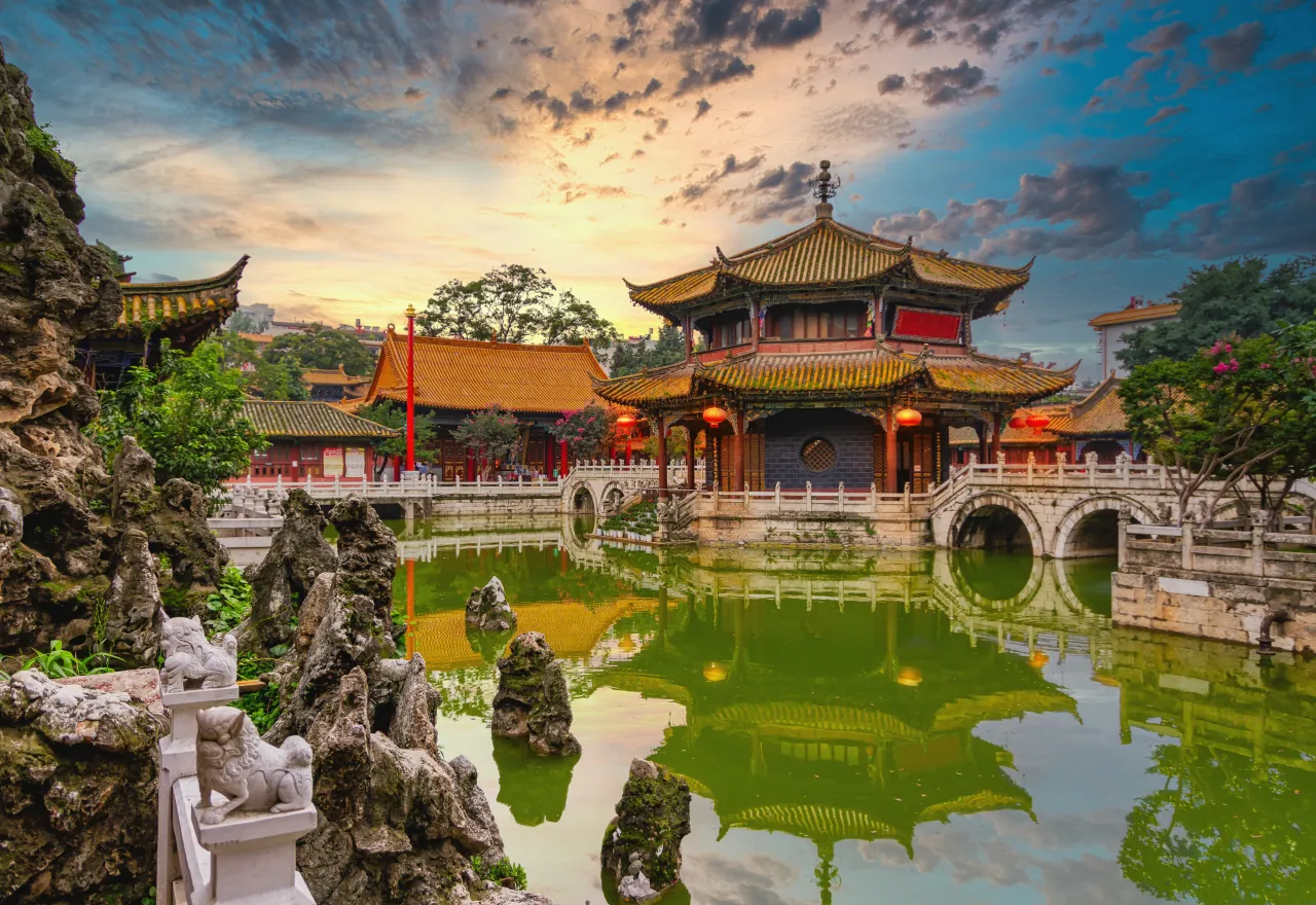 วัดหยวนทง (Yuantong Temple) สถานที่ท่องเที่ยวคุนหมิง วัดพุทธเก่าแก่ท่ามกลางสระน้ำมรกต