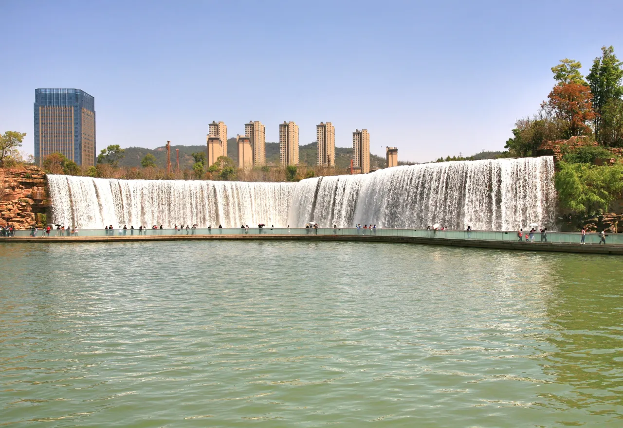 สวนน้ำตกคุนหมิง (Kunming Waterfall Park) ใจกลางเมืองคุนหมิง
