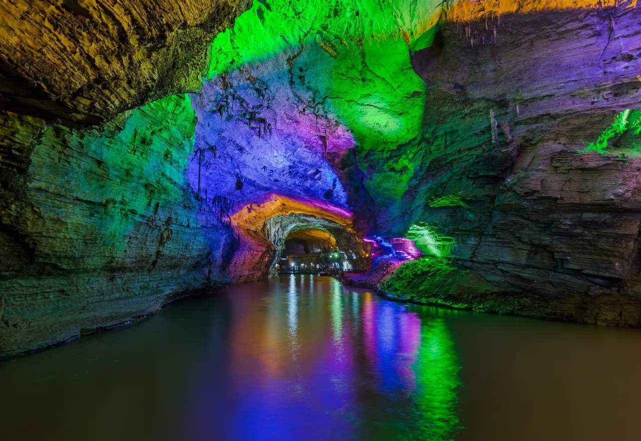 ถ้ำมังกรเหลืองจางเจียเจี้ย หินงอกหินย้อยสวยงามใต้ดิน