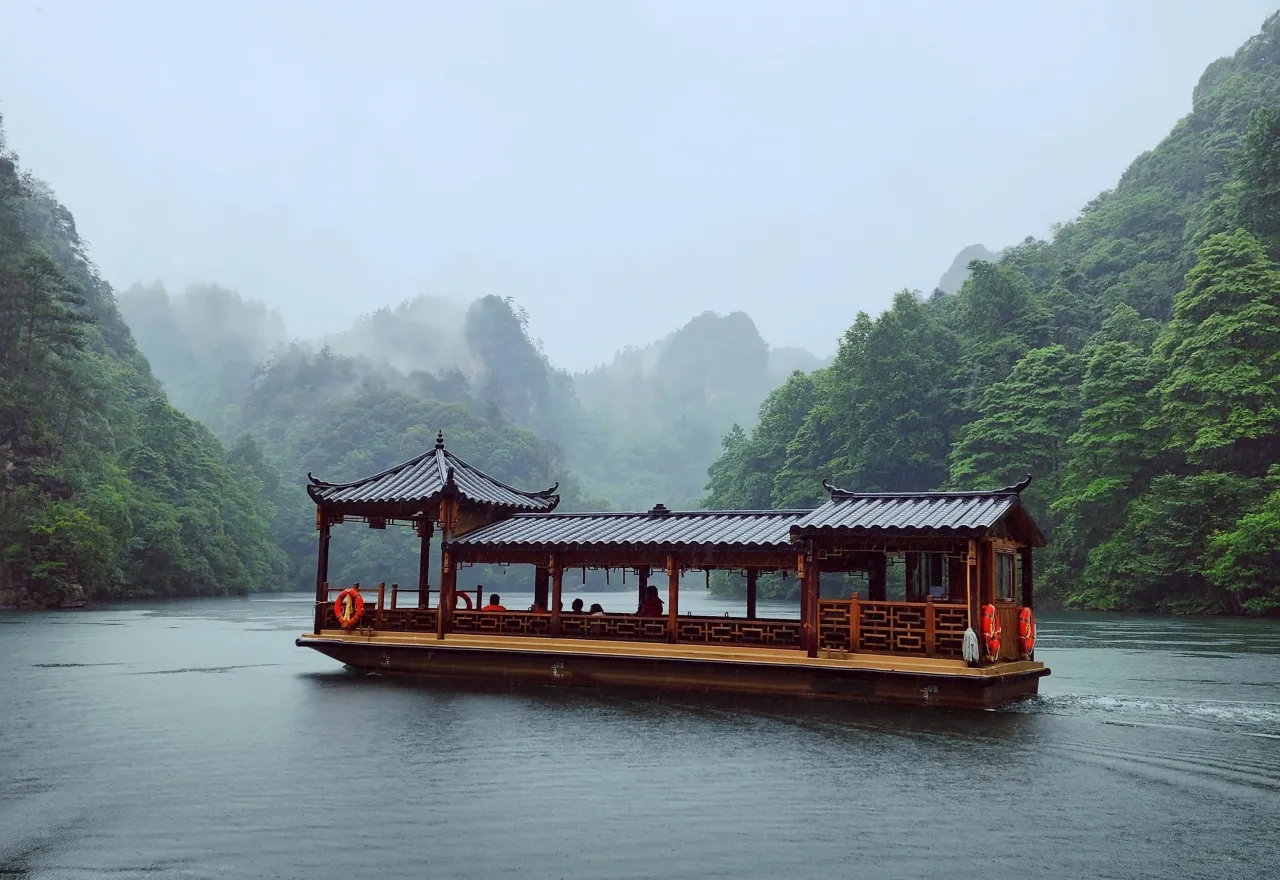 ทะเลสาบเป่าเฟิงจางเจียเจี้ย นั่งเรือพายชมทิวทัศน์ล้อมรอบด้วยเสาหินสูงสวยงาม