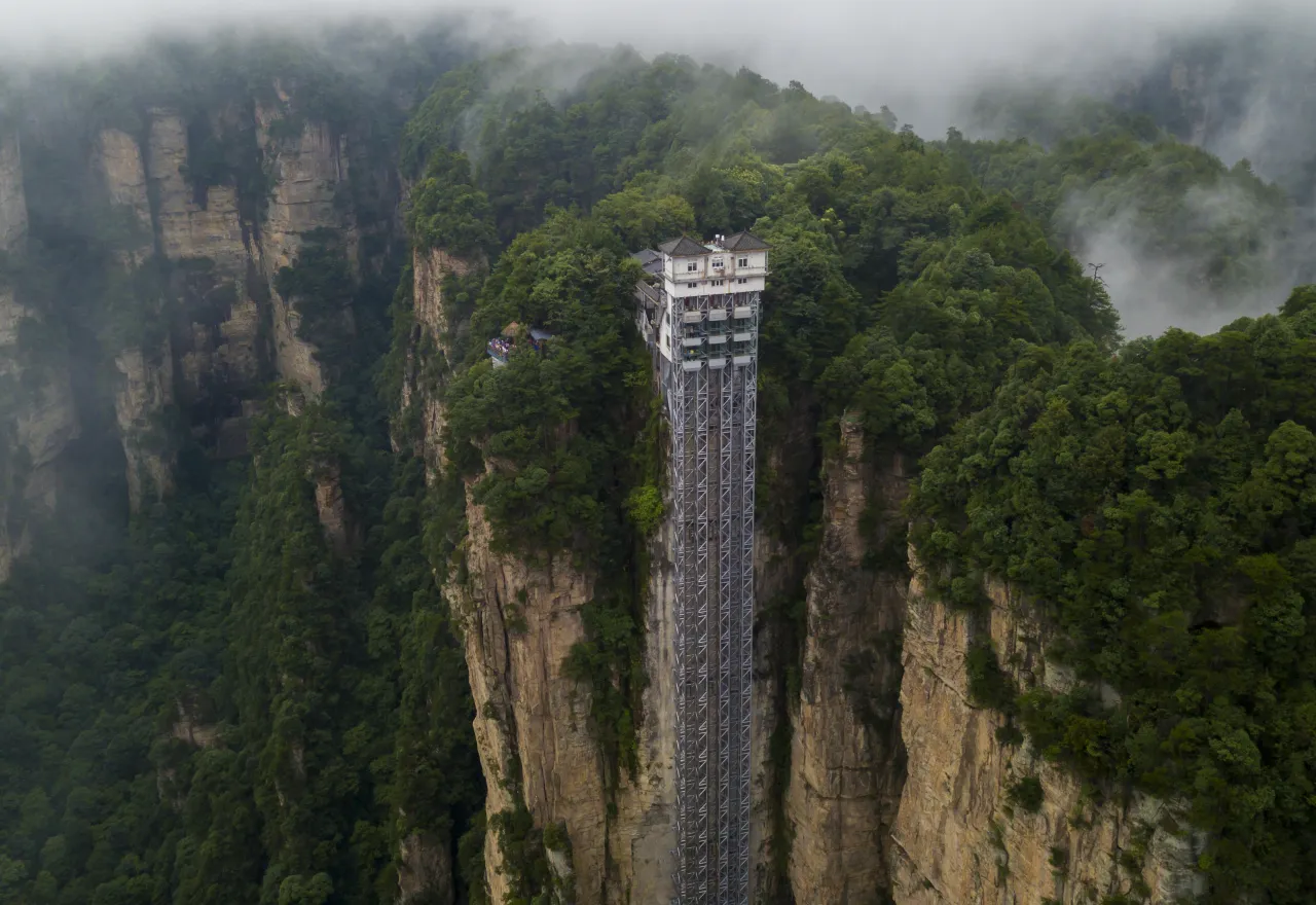 ลิฟต์ร้อยมังกร (Bailong Elevator) ลิฟต์กลางแจ้งที่จางเจียเจี้ย