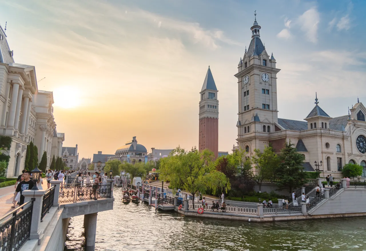 คลองและเรือกอนโดล่าในหมู่บ้านเวนิส ที่เที่ยวต้าเหลียนสไตล์ยุโรป