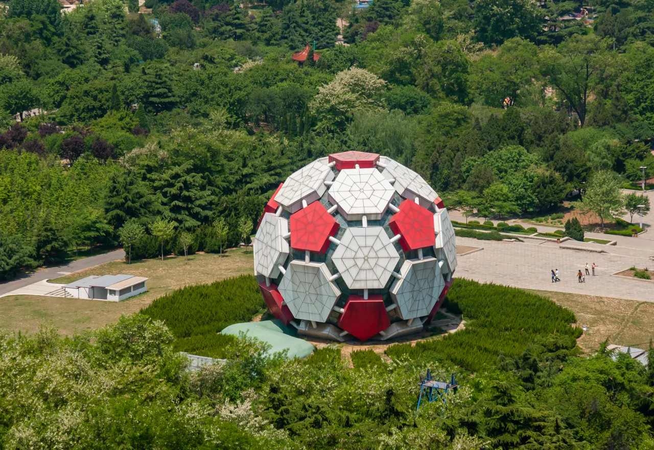 ลูกฟุตบอลยักษ์สีแดงขาวที่สวนแรงงาน ที่เที่ยวต้าเหลียนใจกลางเมือง