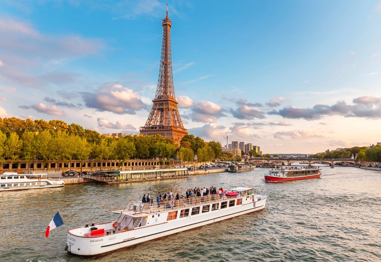 ล่องเรือแม่น้ำแซน (Seine River Cruise) ท่องเที่ยวปารีส แบบโรแมนติก ชมแลนด์มาร์กสองฝั่งแม่น้ำ