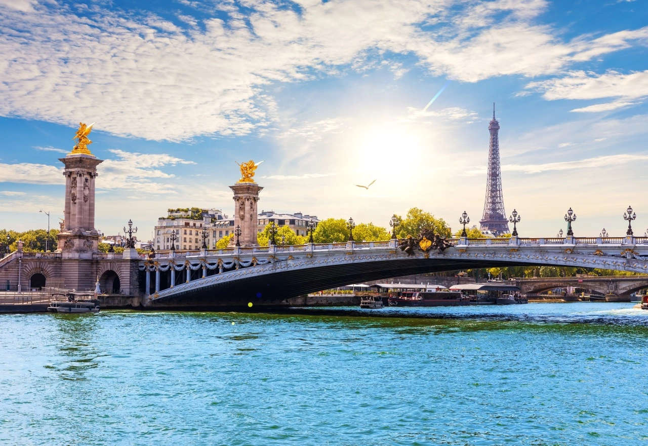 สะพานอเล็กซานเดอร์ที่ 3 (Pont Alexandre III) ที่เที่ยวปารีส จุดถ่ายรูปสุดโรแมนติกริมแม่น้ำแซน