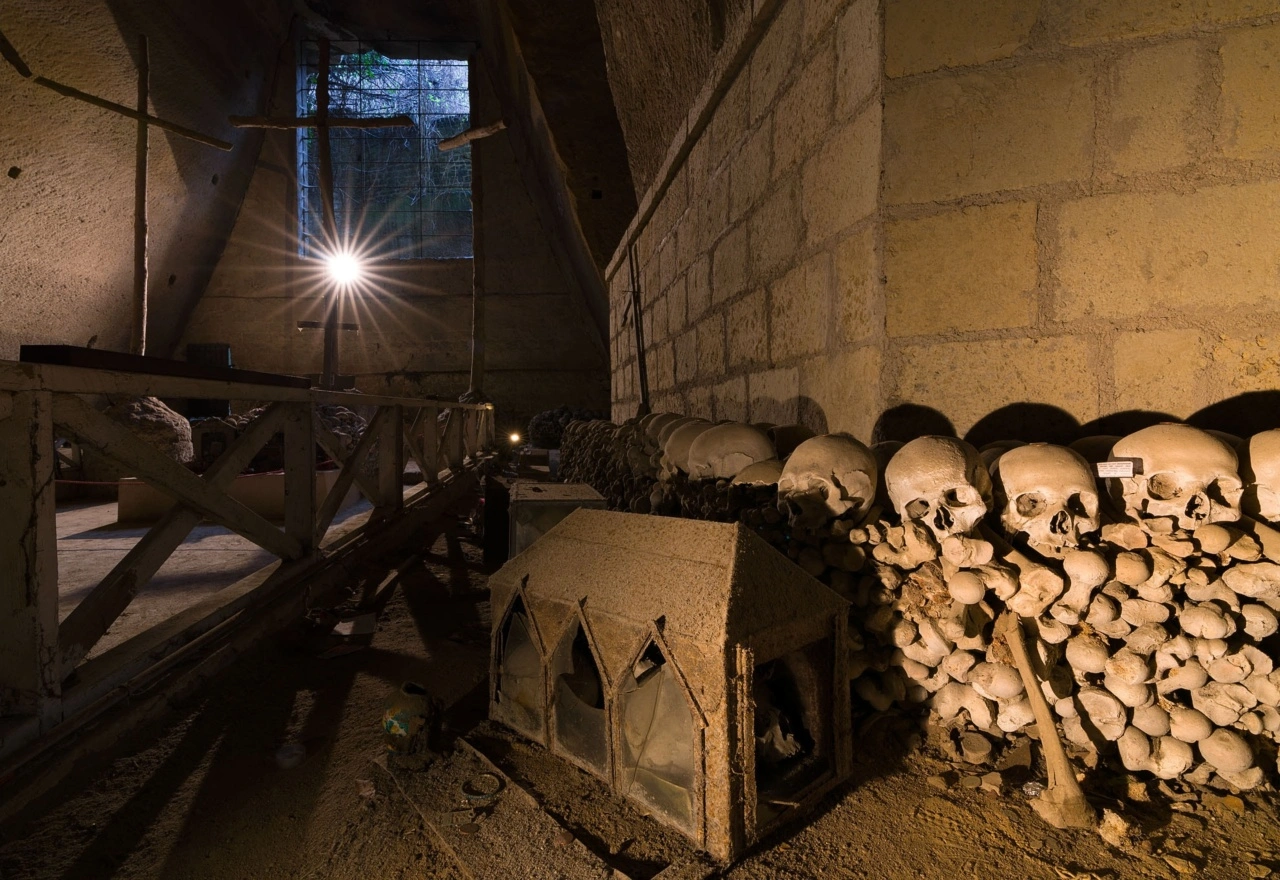 สุสานใต้ดินปารีส (Catacombes de Paris) ที่เที่ยวปารีส สายลึกลับใต้ดินลึก 20 เมตร