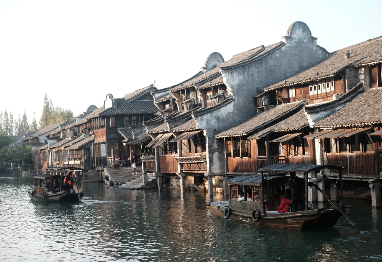 นั่งเรือชมบ้านไม้โบราณเมืองอูเจิ้นใกล้หางโจวที่เที่ยวที่ต้องไปเช็กอิน