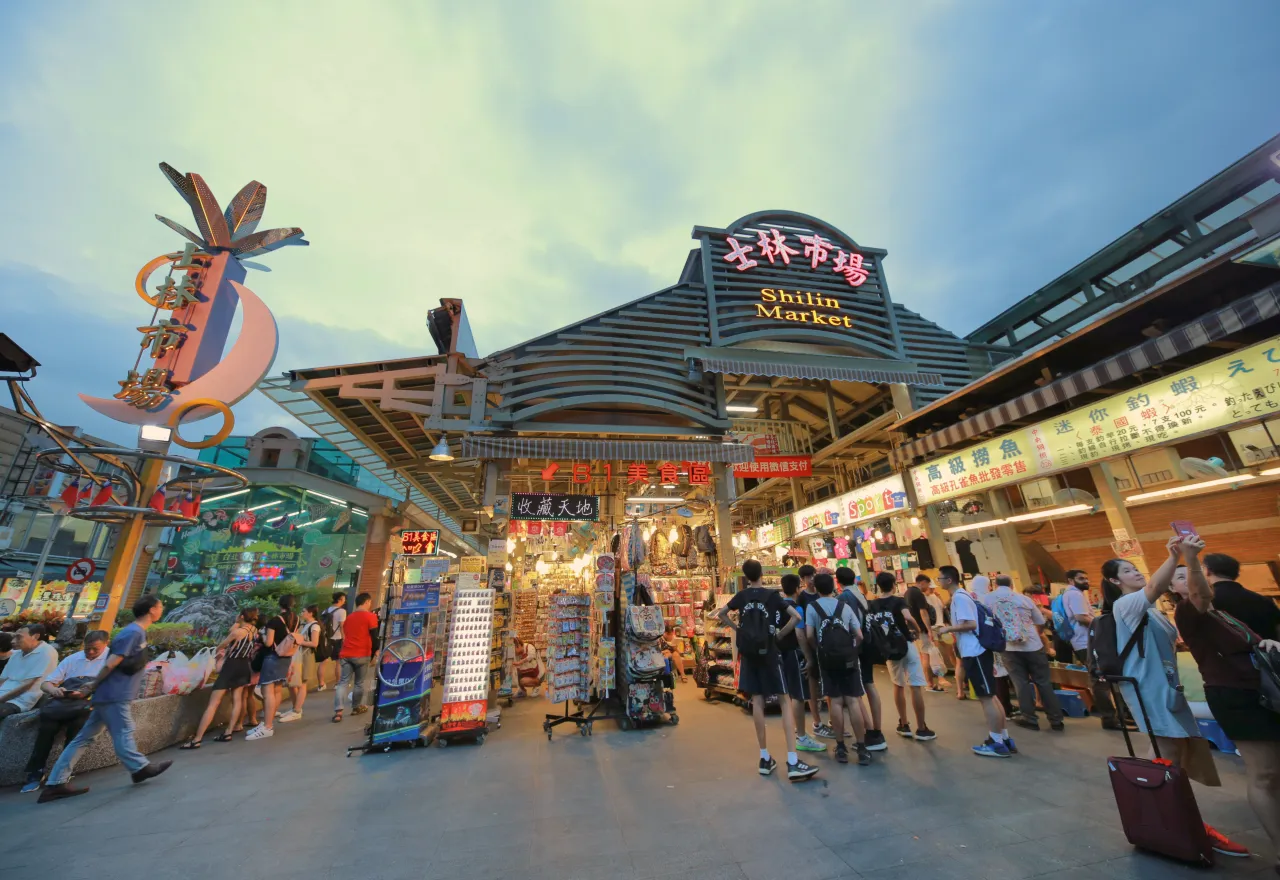 ที่เที่ยวไทเป ตลาดกลางคืนซื่อหลิน ทางเข้าตลาดและร้านสตรีทฟู้ดยามค่ำ