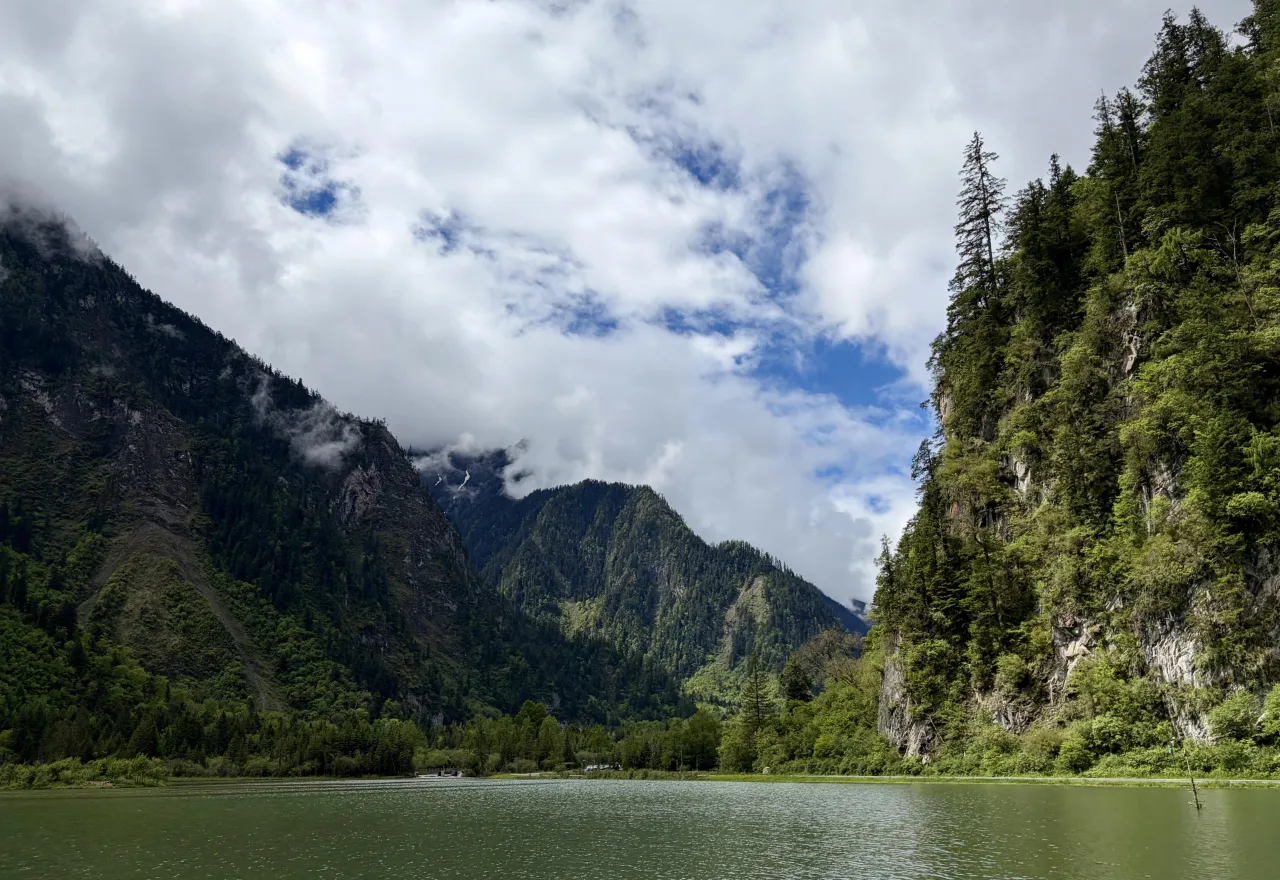 อุทยานปี้เผิงโกว ทะเลสาบหลงหวัง (Longwang Lake) สีน้ำเขียวมรกต