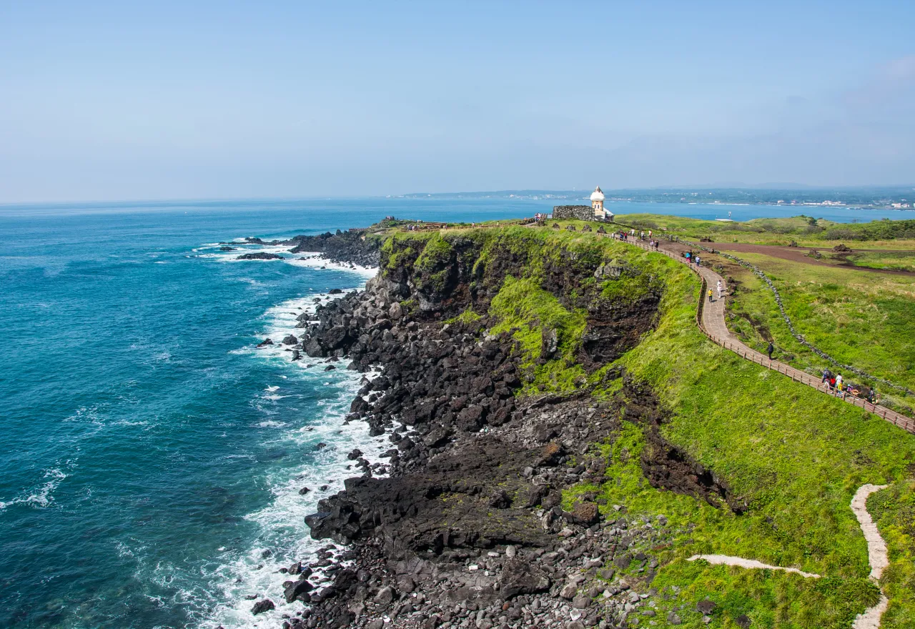 ที่เที่ยวเกาะเชจู วิวชายฝั่งหินภูเขาไฟ ทุ่งหญ้าเขียว และประภาคารริมทะเล