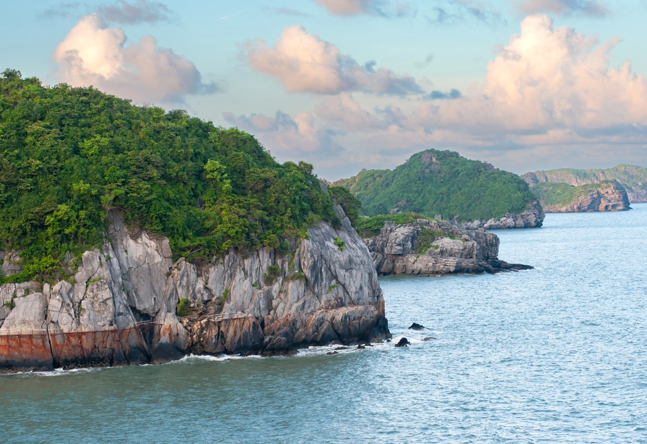 เกาะกั๊ตบาเกาะใหญ่ที่สุดในฮาลองเบย์ที่เที่ยวเวียดนามธรรมชาติสมบูรณ์