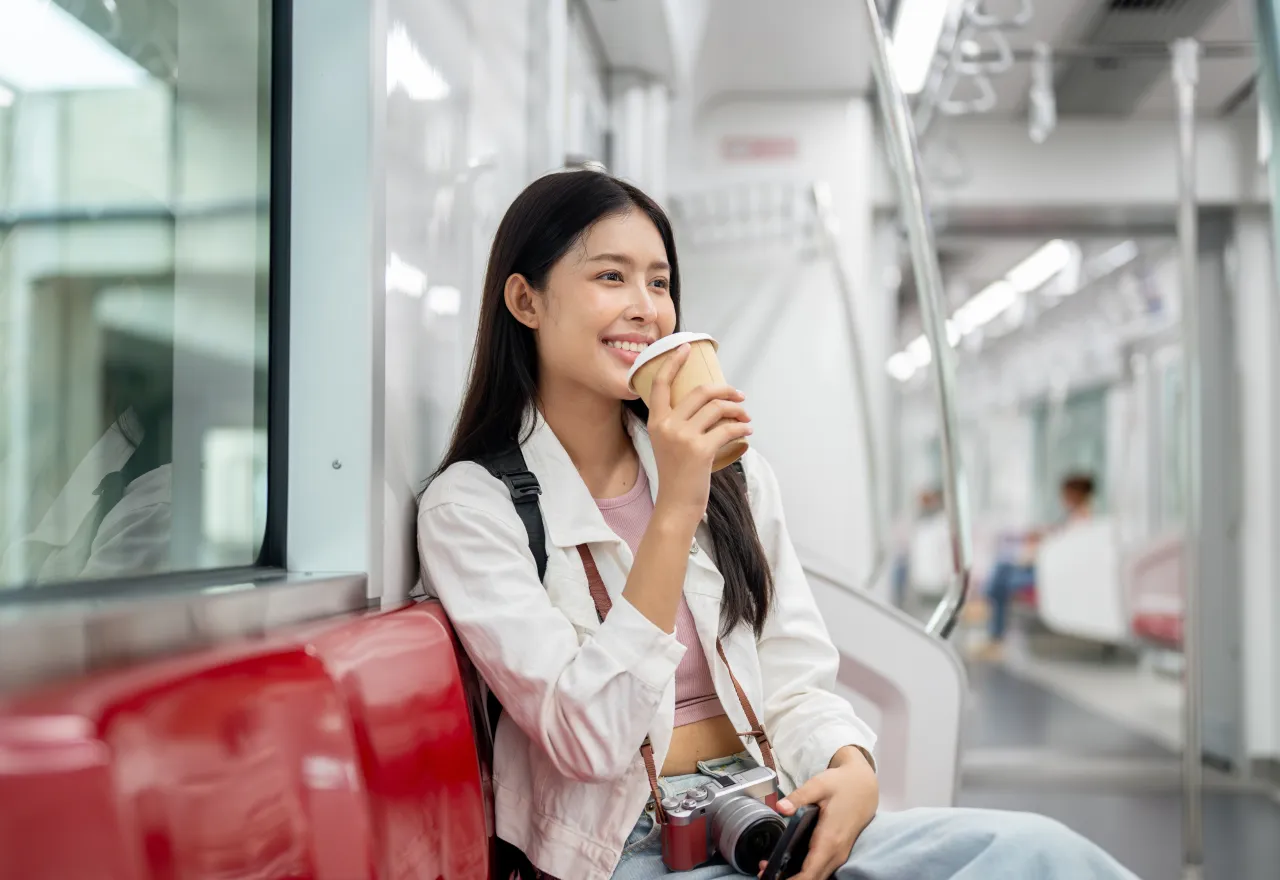 ผู้โดยสารนั่งรถไฟหลังจากใช้แอพเดินทางในจีนจองตั๋ว