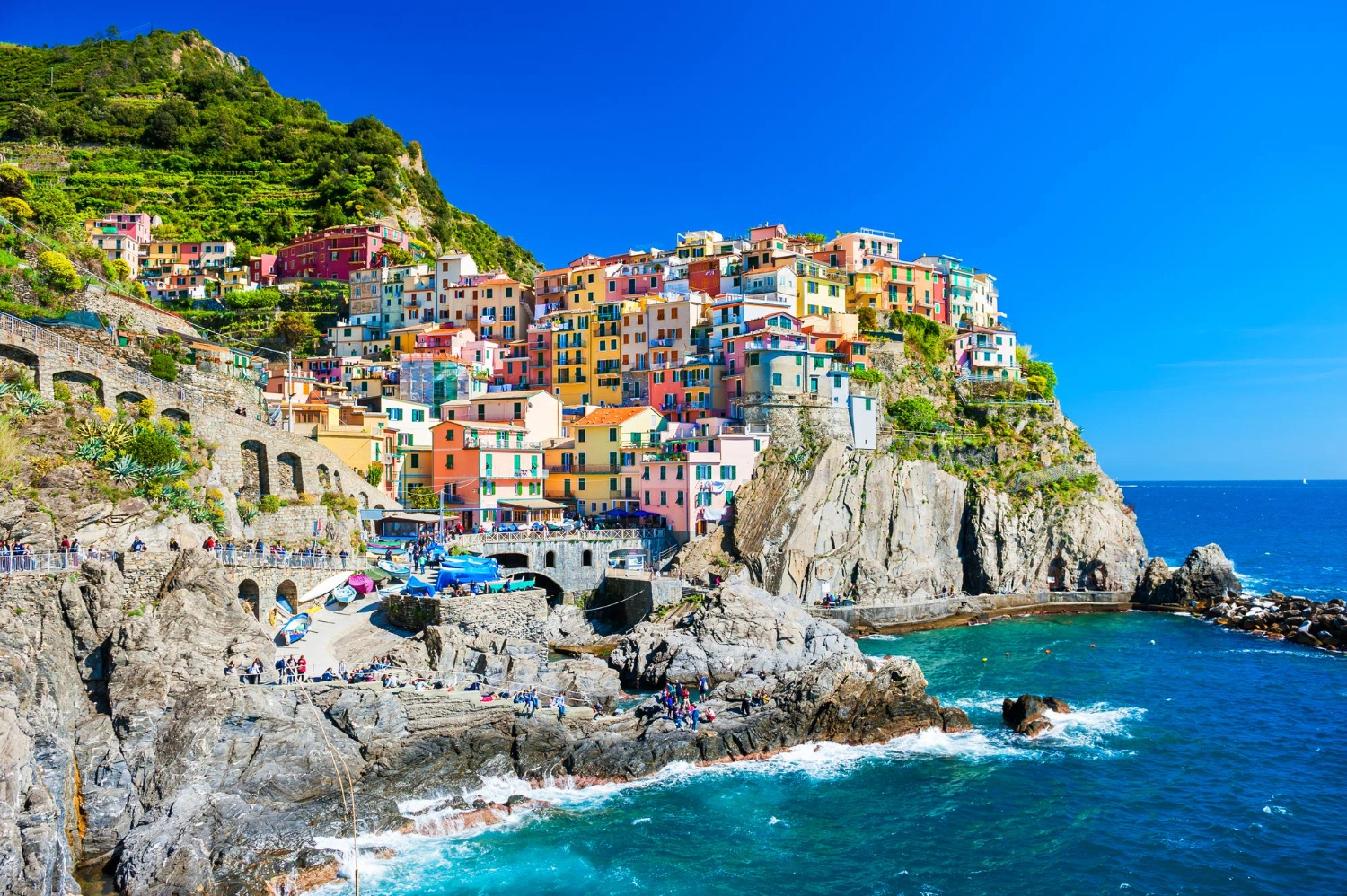 manarola-town-cinque-terre-national-park-view-by-the-ocean.