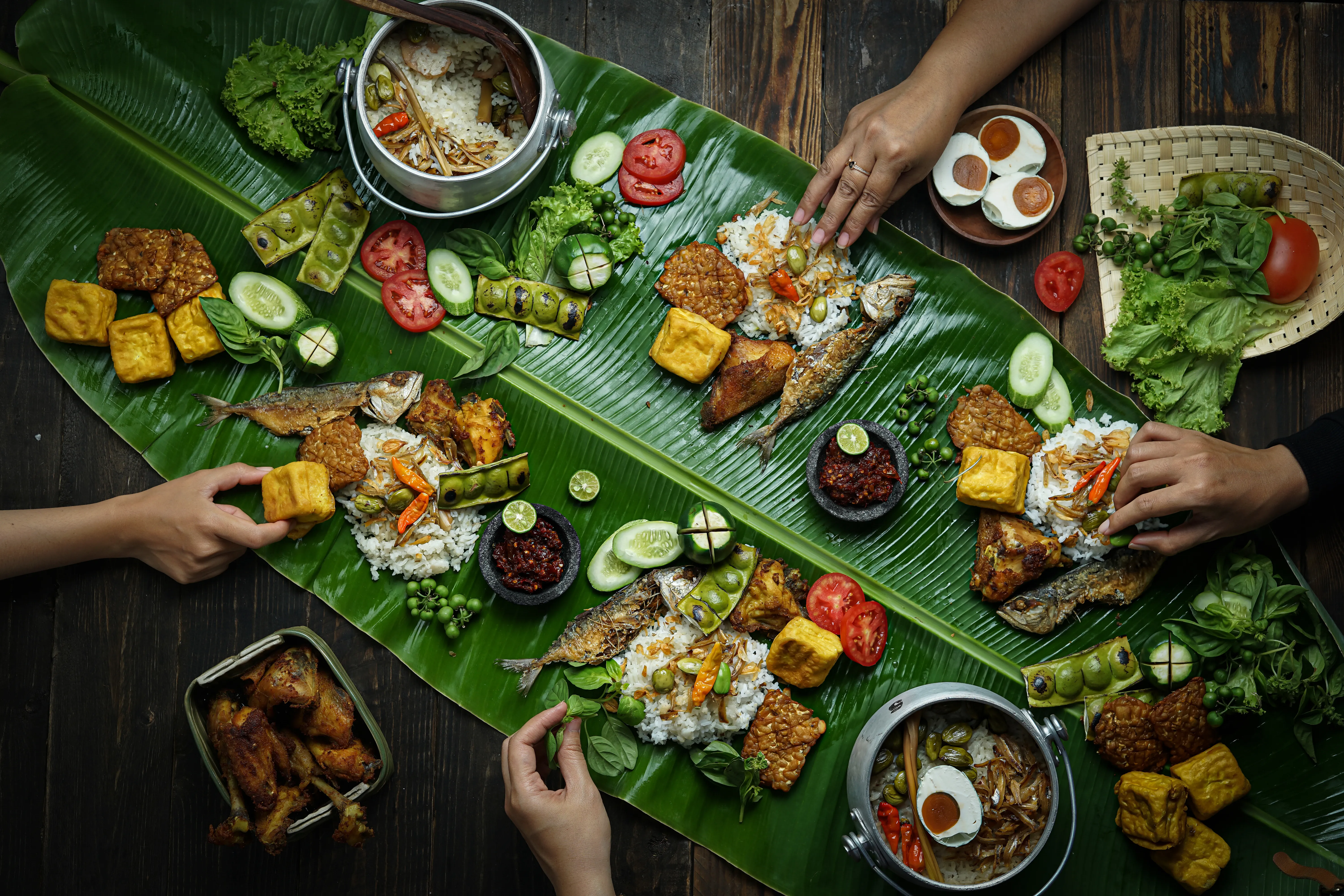 Nasi liwet in a pot traditional Indonesian food