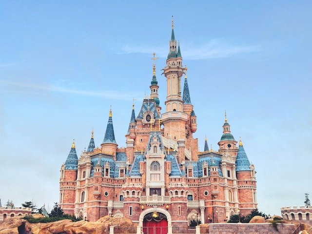 shanghai-disneyland-castle-under-afternoon-light