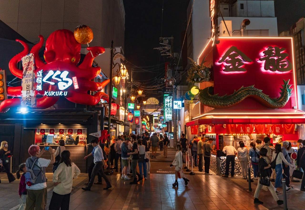 ถนนชินไซบาชิโอซาก้ายามค่ำคืน แสงไฟสว่างไสว เหมาะสำหรับเที่ยวต่างประเทศคนเดียว