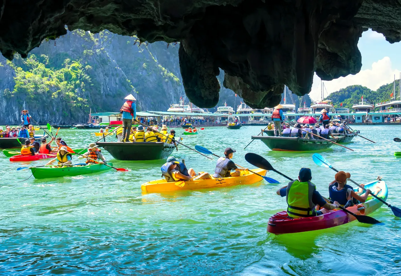 พายเรือคายัคอ่าวฮาลอง กิจกรรมผจญภัยต่างประเทศในเวียดนาม