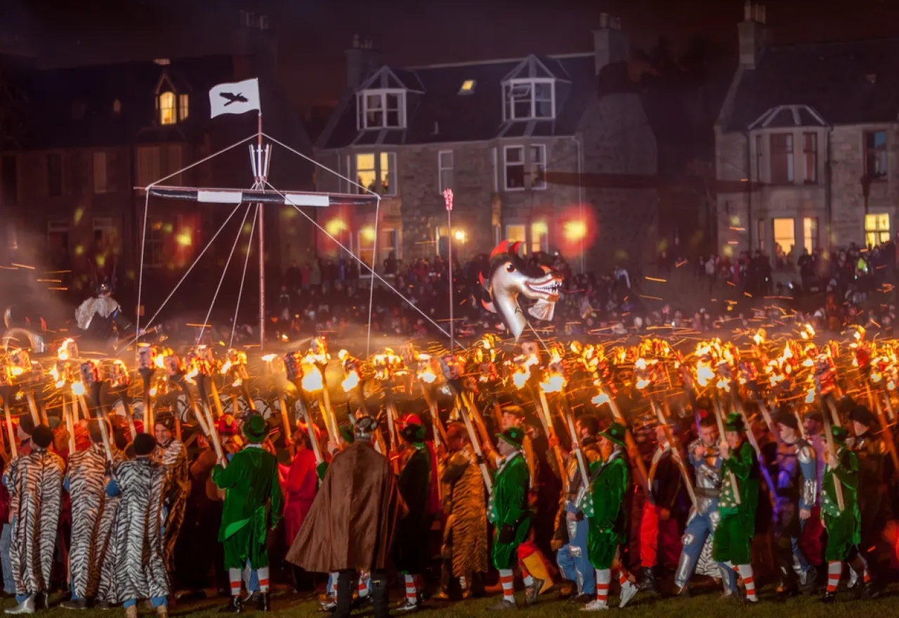 เทศกาลไฟไวกิ้ง Up Helly Aa เทศกาลต่างประเทศของสกอตแลนด์