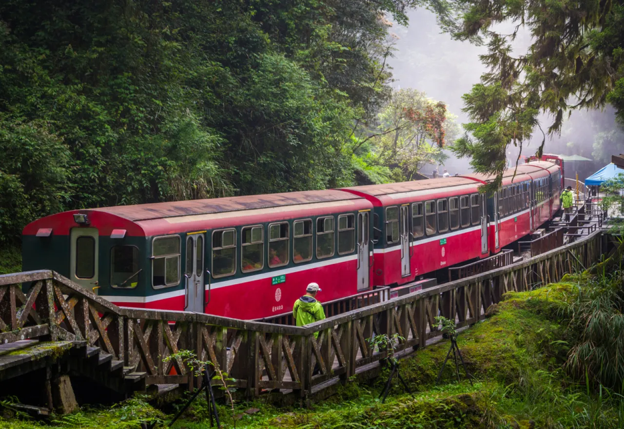 พาพ่อแม่เที่ยวต่างประเทศ นั่งรถไฟโบราณชมอุทยานอาลีซาน ไต้หวัน