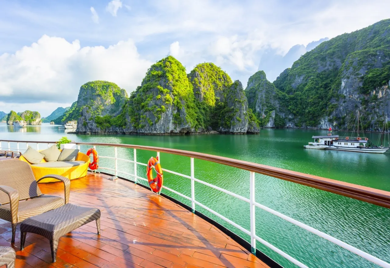 พาพ่อแม่เที่ยวต่างประเทศ ล่องเรือชมอ่าวฮาลอง เวียดนาม