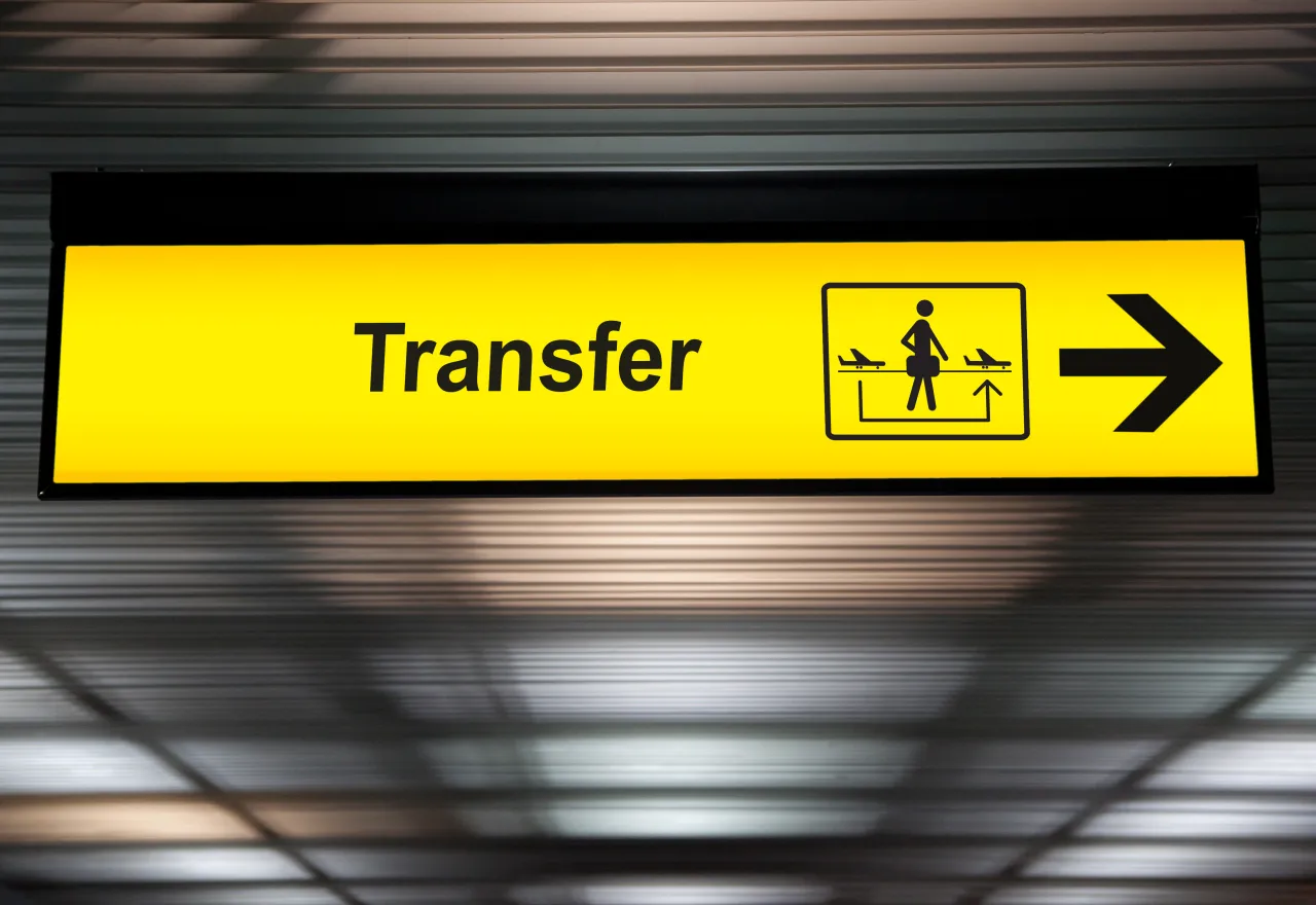 ป้ายบอกทาง Transfer ภายในสนามบินสำหรับผู้โดยสารที่ต้องเปลี่ยนเครื่อง