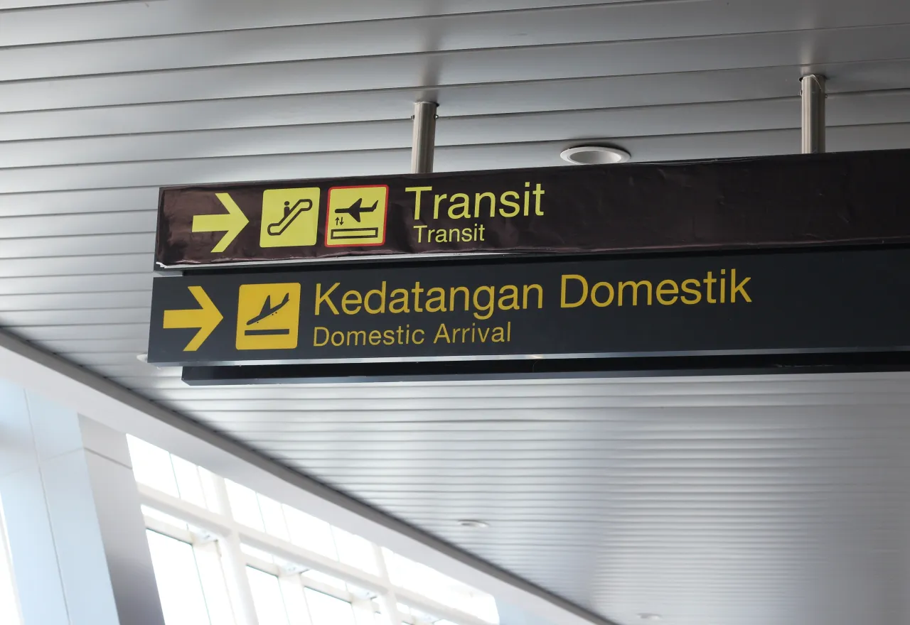 ป้ายสัญลักษณ์ Transit Flight ที่สนามบินบอกทิศทางผู้โดยสาร