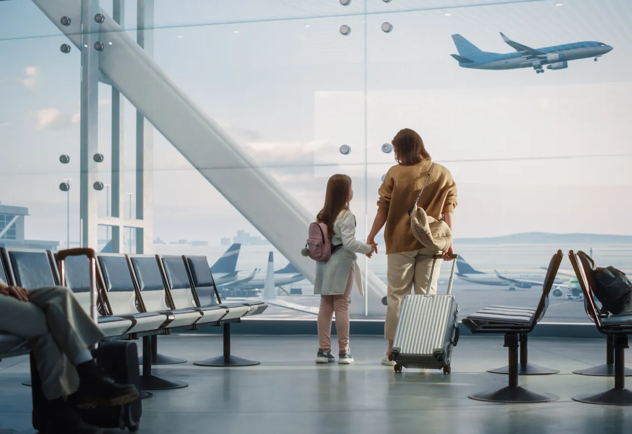 ผู้โดยสารกำลังมองเครื่องบินที่สนามบินระหว่างรอ Transit Flight