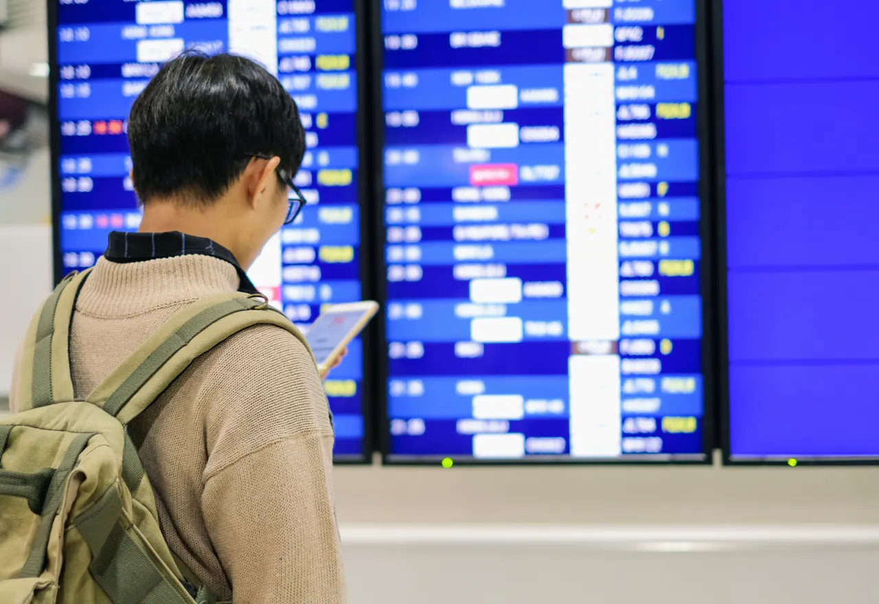 เช็กตารางเที่ยวบินบนหน้าจอสนามบินก่อนต่อเครื่อง Transfer หรือ Transit Flight
