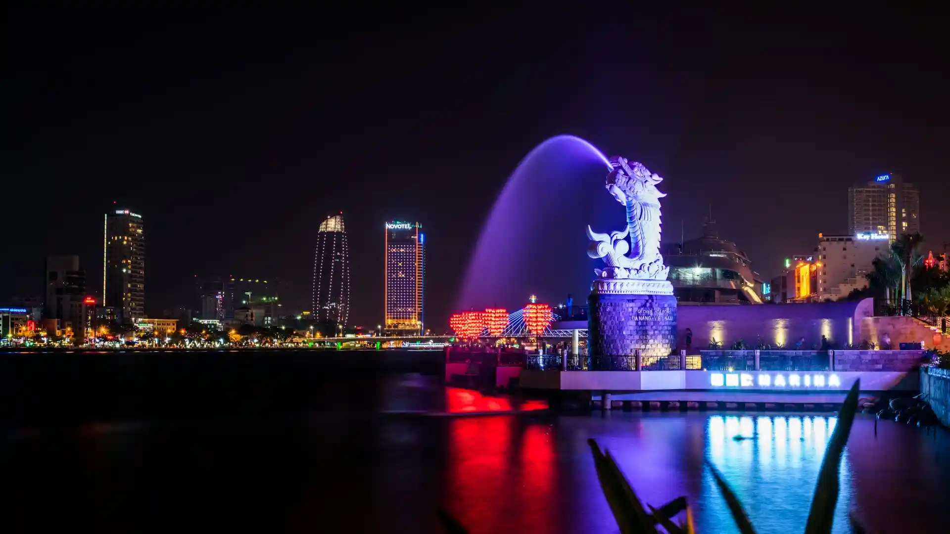 Carp dragon spraying water on the Han River, Da Nang 