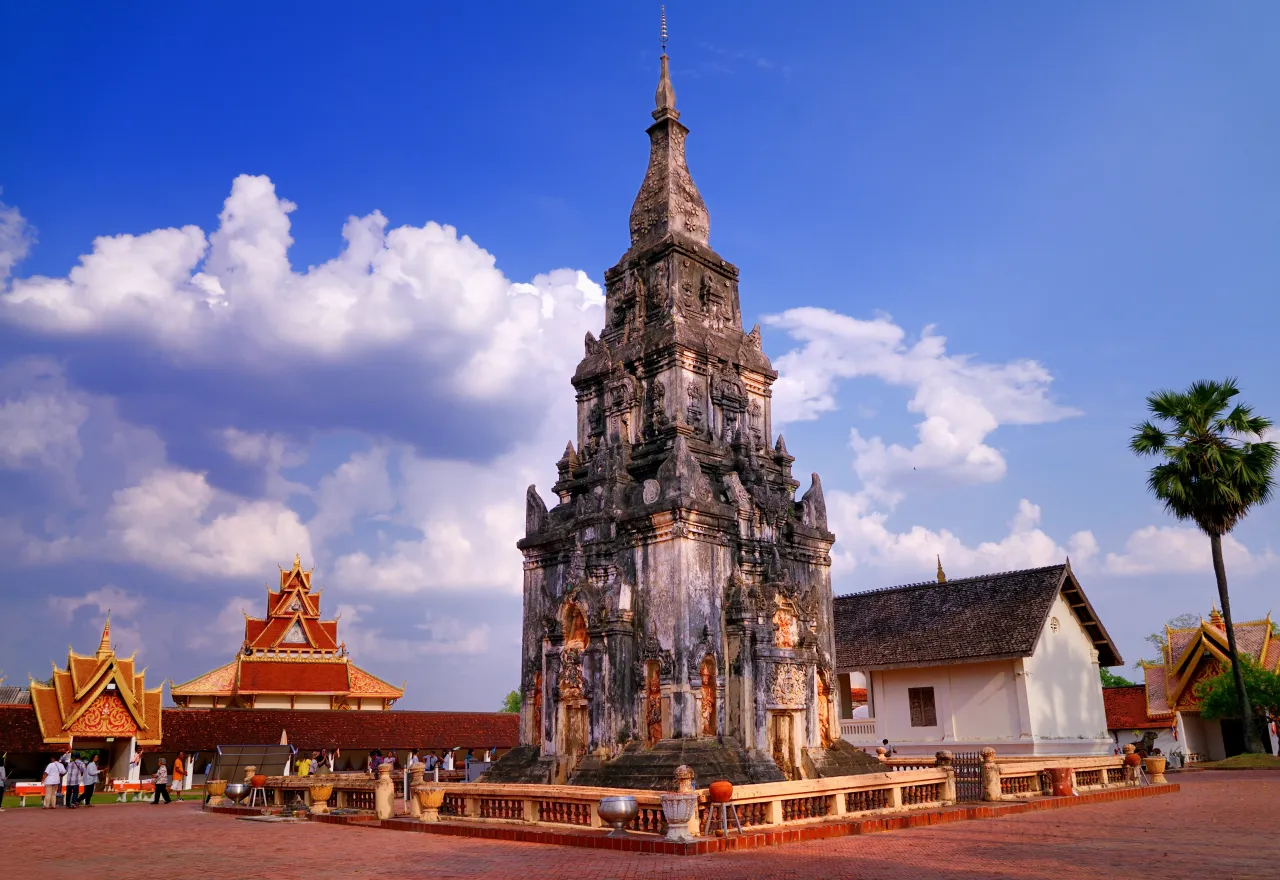 พระธาตุอิงฮัง พระธาตุศักดิ์สิทธิ์ ที่มาเที่ยวลาวห้ามพลาด