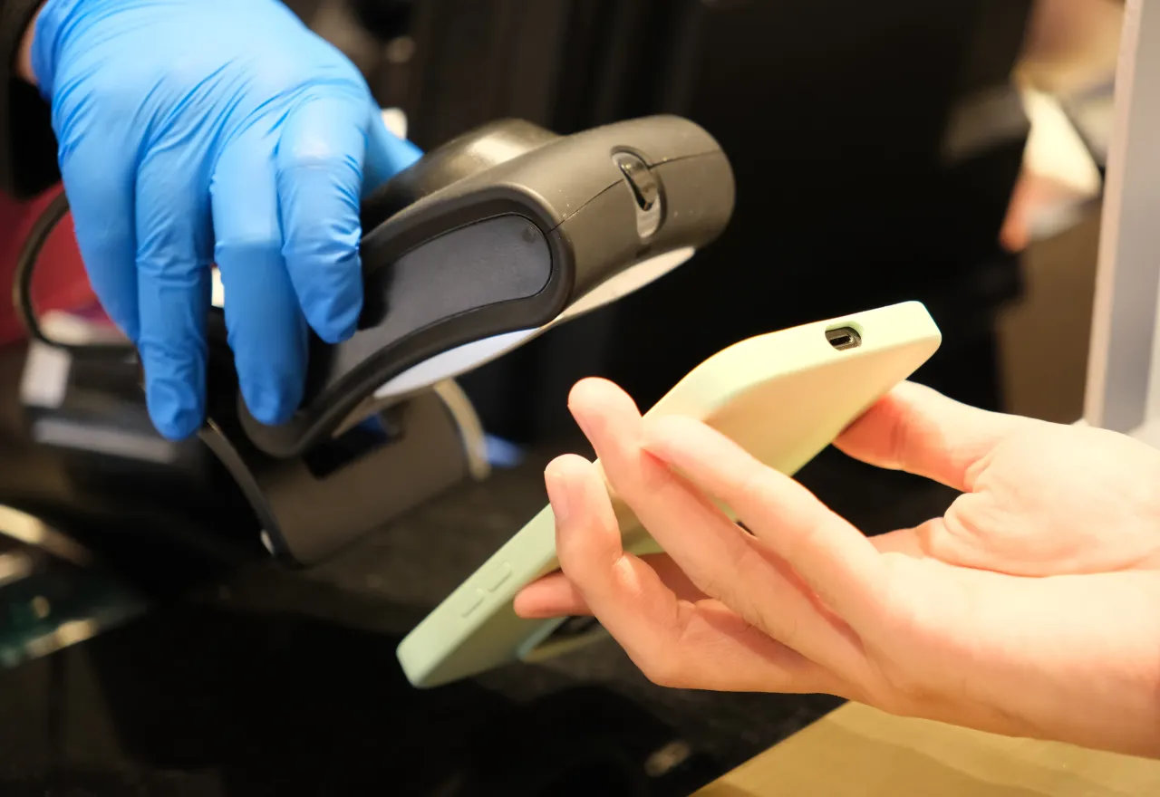 นักท่องเที่ยวกำลังจ่ายเงินร้านค้าด้วย WeChat Pay