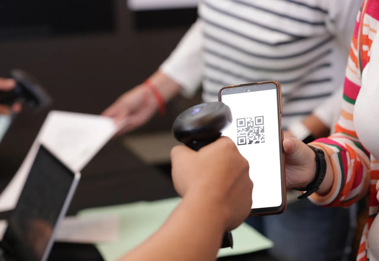 นักท่องเที่ยวเปิด QR Code ใน WeChat Pay ให้พนักงานร้านสแกนจ่ายเงิน