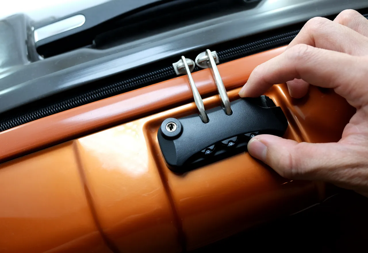 ตั้งรหัสกระเป๋าเดินทางไม่มีปุ่มรีเซ็ต แบบระบบล็อกแบบปุ่มเลื่อนด้านข้าง (Side-Slide Lock)